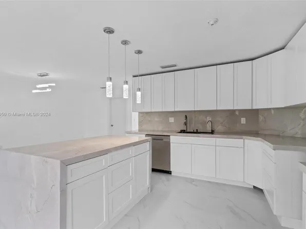 15951 SW 42nd Ter, Miami, FL 33185