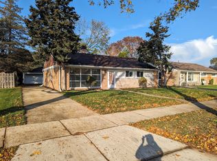 1074 E Villa Dr, Des Plaines, IL 60016