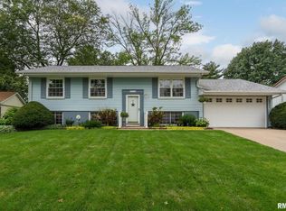 5404 Oakbrook Rd, Davenport, IA 52806