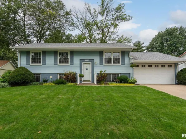5404 Oakbrook Rd, Davenport, IA 52806