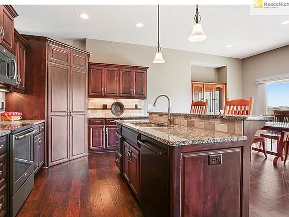 Well appointed kitchen & HUGE walk-in pantry!!!