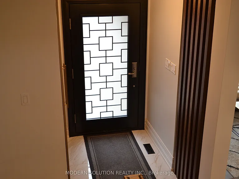 65 Manning Cres — Photo 2