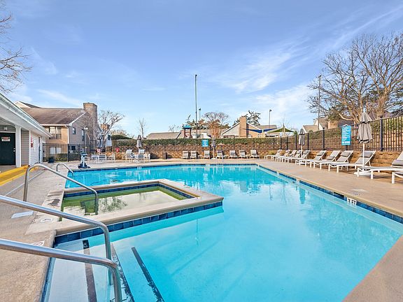 5th image of 9924 Oakbrook Dr #107F