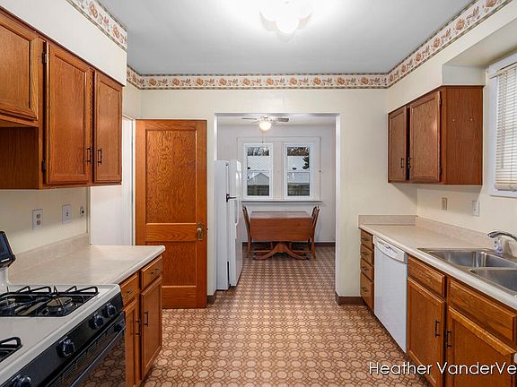 2nd image of 814 Oaklawn St NE