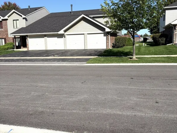 966 Cross Creek Dr #A1, Roselle, IL 60172