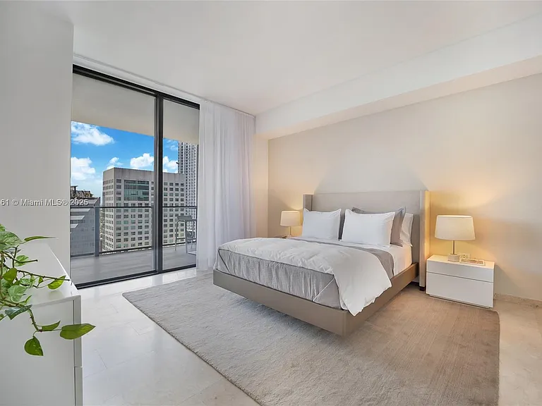 88 SW 7th St #1810 — Photo 4