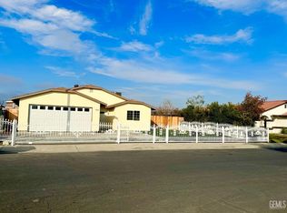 211 W 13th Pl, Delano, CA 93215