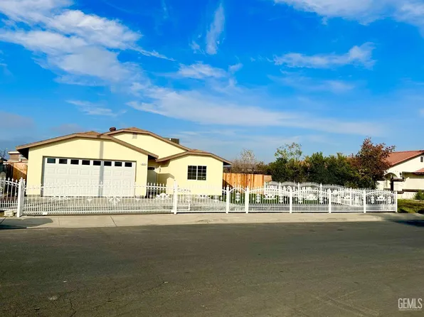 211 W 13th Pl, Delano, CA 93215