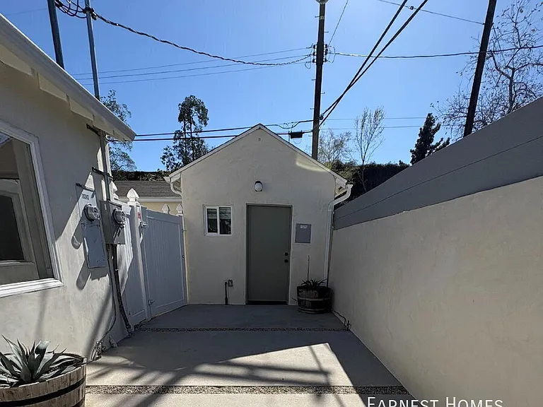 15242 Morrison St — Photo 24