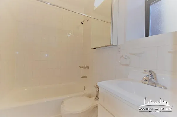 Rented by Manhattan Realty Group | media 16