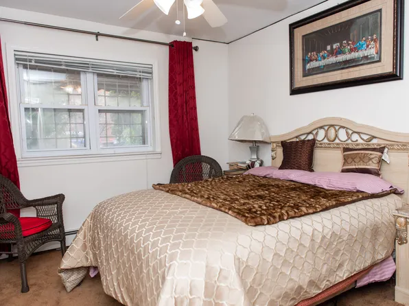 995 Warwick Street image 11 of 16