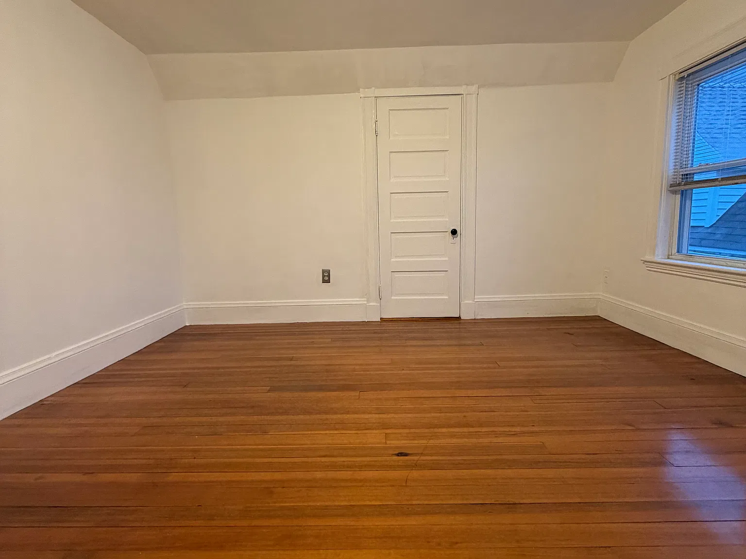 4 bed, 1.5 bath, 1695 sqft, $3,800 — Photo 4