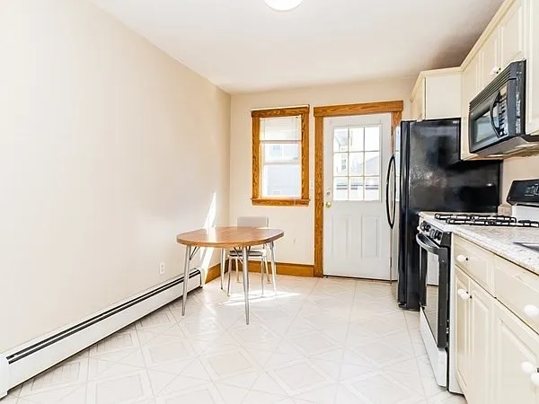 153-155 Alder St #155 — Photo 4