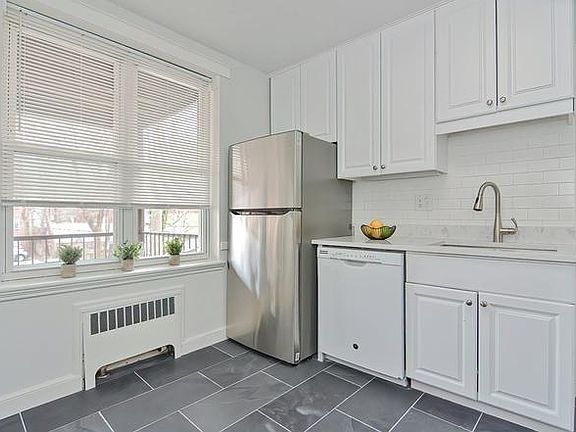 4th image of 35 Chiswick Rd APT 4