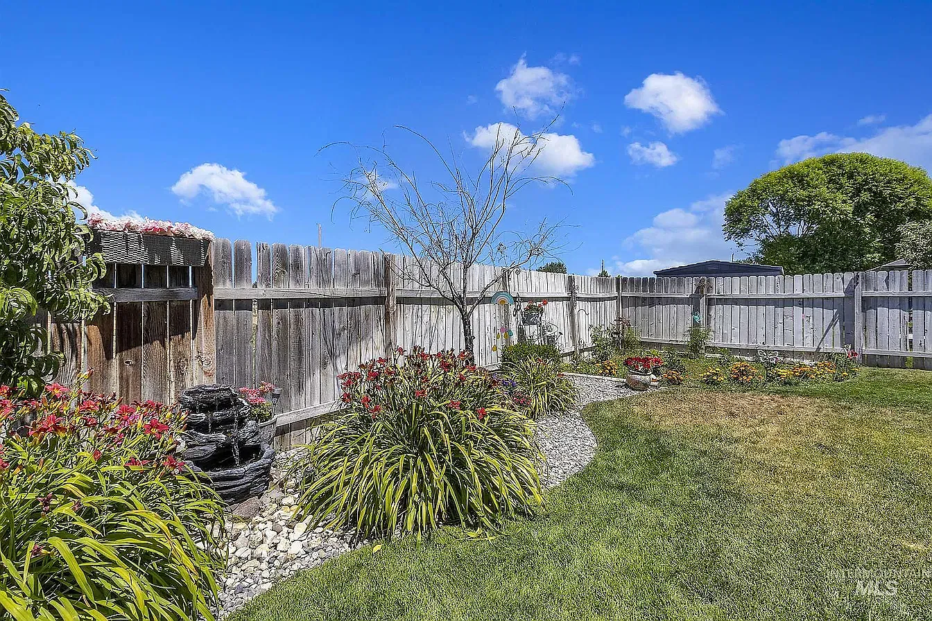 3 bed, 1326 sqft, $2,050 — Photo 4