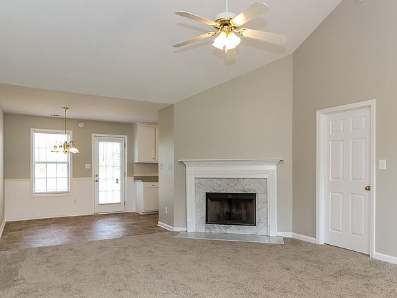 3rd image of 1136 Larkspur Dr