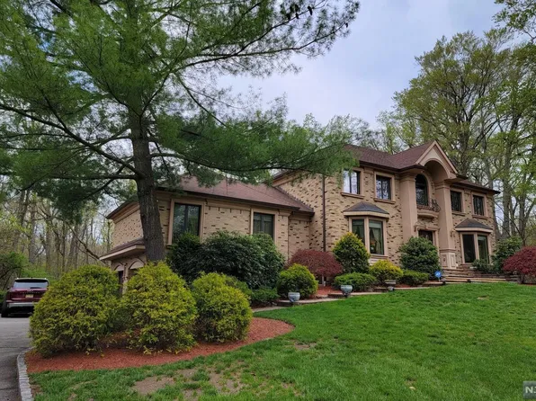 668 Old Mill Rd, Franklin Lakes, NJ 07417