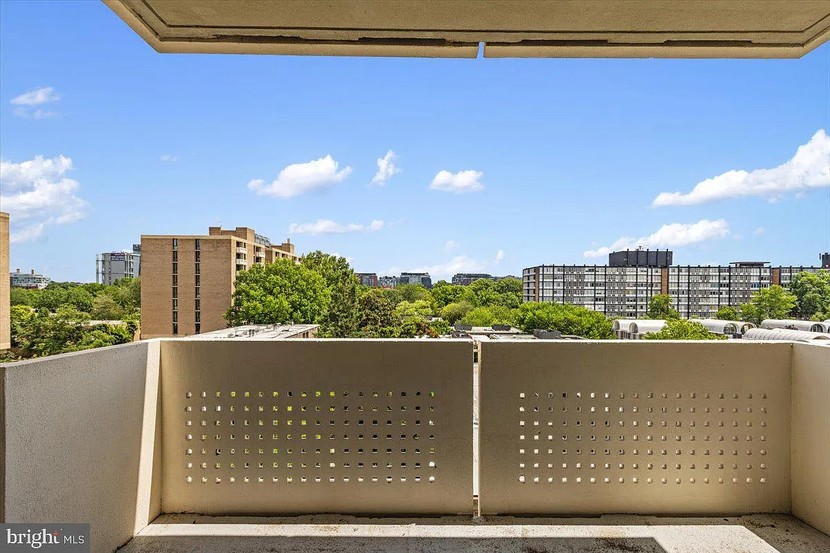 1 bed, 1.5 bath, 718 sqft, $2,298 — Photo 2