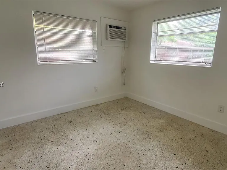 1032 SW 10th St — Photo 2