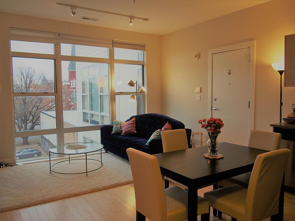 Bright living/dining room 
