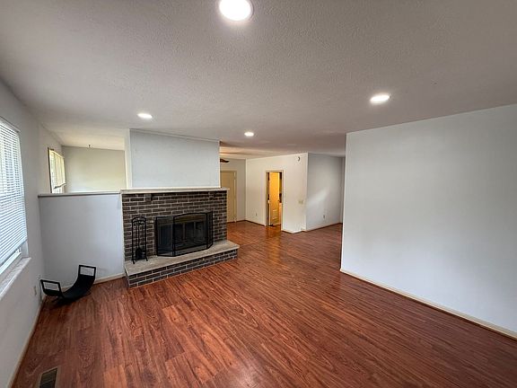 3rd image of 100 Bristol Ct