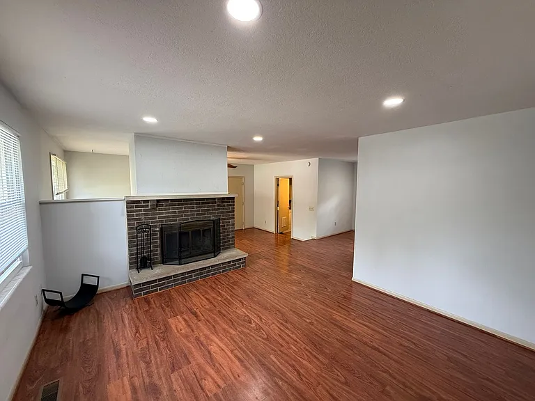 100 Bristol Ct — Photo 3