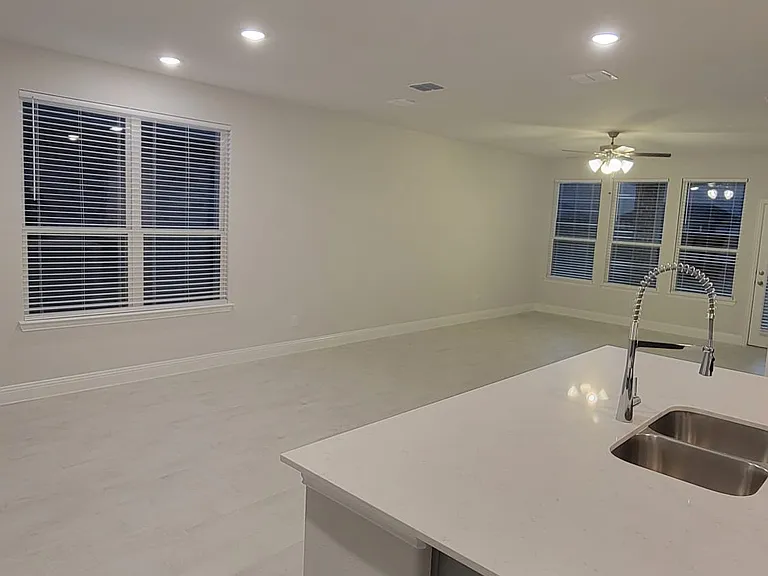913 Amenduni Ln — Photo 14