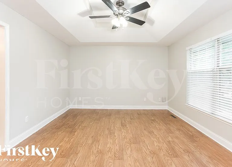 308 Oak St W — Photo 4