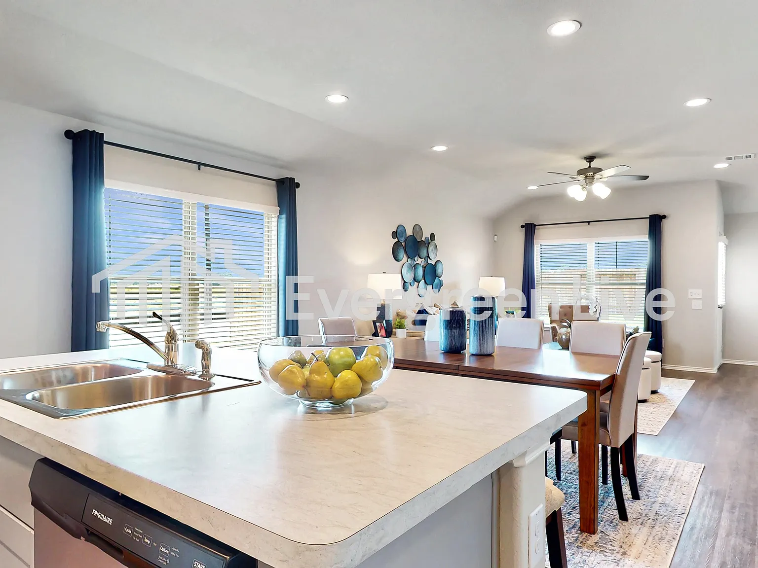 3 bed, 2.0 bath, 1402 sqft, $1,410 — Photo 3