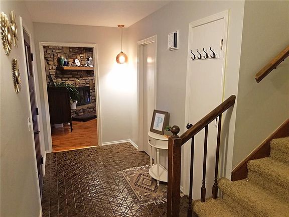 5th image of 826 S Chateau Dr