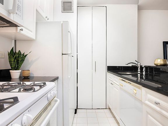 3rd image of 230 W 55th St APT 30H
