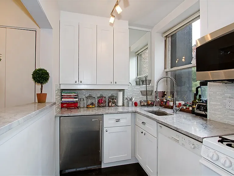 47 Bond St #4 — Photo 1