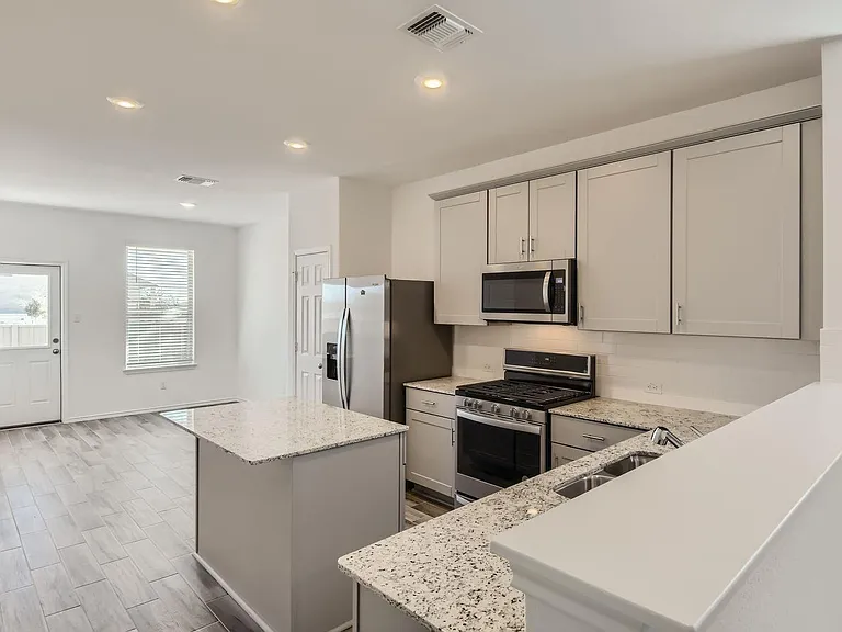 140 Bennington Dr — Photo 12