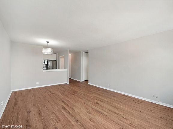 5th image of 555 W Cornelia Ave APT 1306