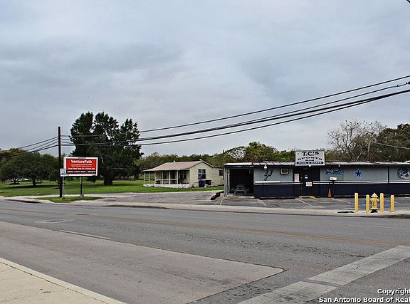 3rd image of 3503 Commercial Ave