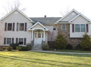 26 Bromleigh Way, Morris Plains, NJ 07950