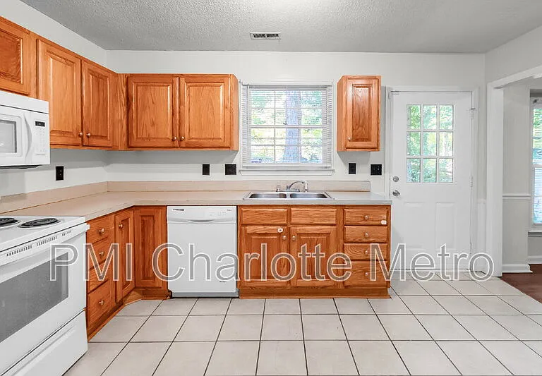 10800 Whittersham Dr — Photo 10