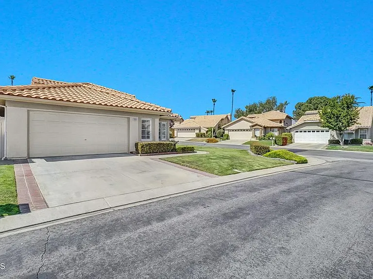 885 Oakland Hills Dr — Photo 2