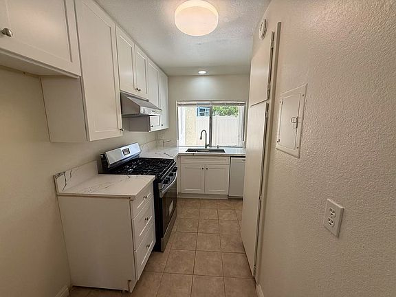 4th image of 90 Elksford Ave #1