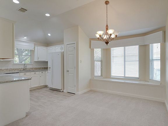 3rd image of 402 Hickory Tree Dr