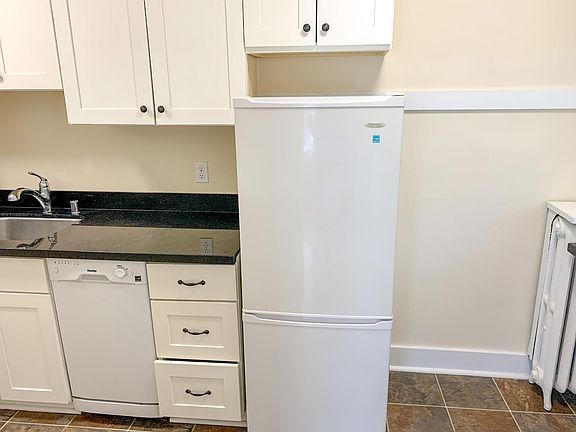 3rd image of 752 Boylston Ave E #204