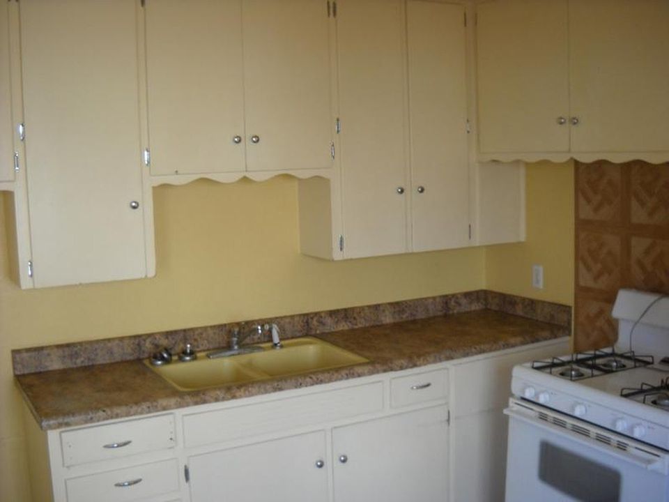 2nd image of 4627 Preston St