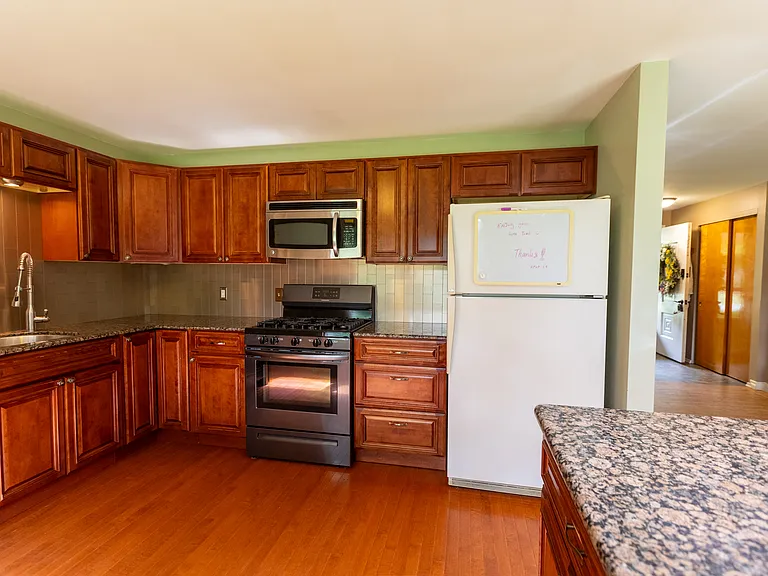 42 Stuyvesant Rd — Photo 4