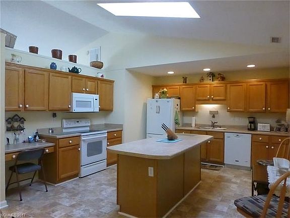 4th image of 6 McCarson Ln