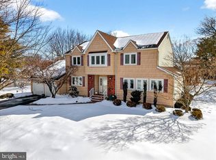 1 Joshua Ct, Kendall Park, NJ 08824