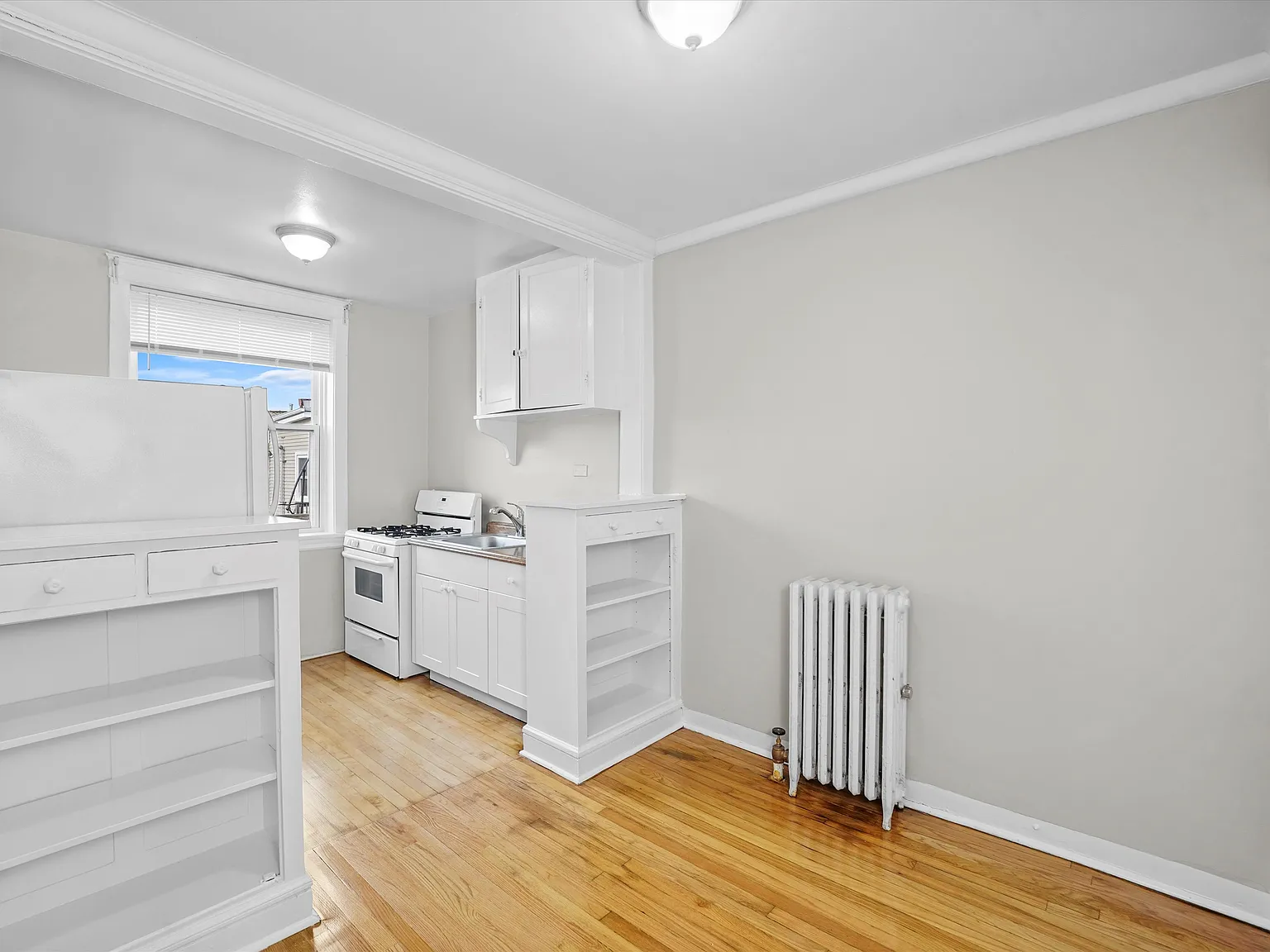 Spacious and Bright Top-Floor Forest Park Studio | Eat-In Kitchen | Heat Included | Near Blue Line — Photo 4