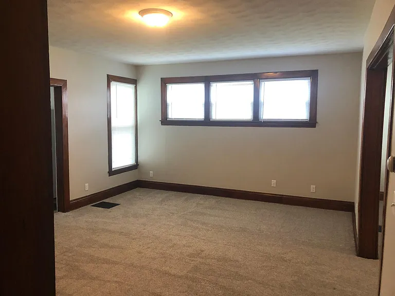 325 E Main St — Photo 3