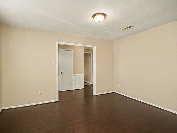 2nd image of 13830 Oakwood Ln