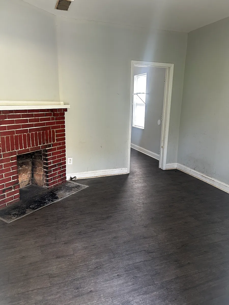 Building Photo - 187 E 7th St #2