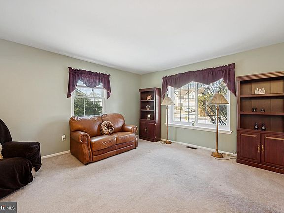 5th image of 521 Woodland Ave